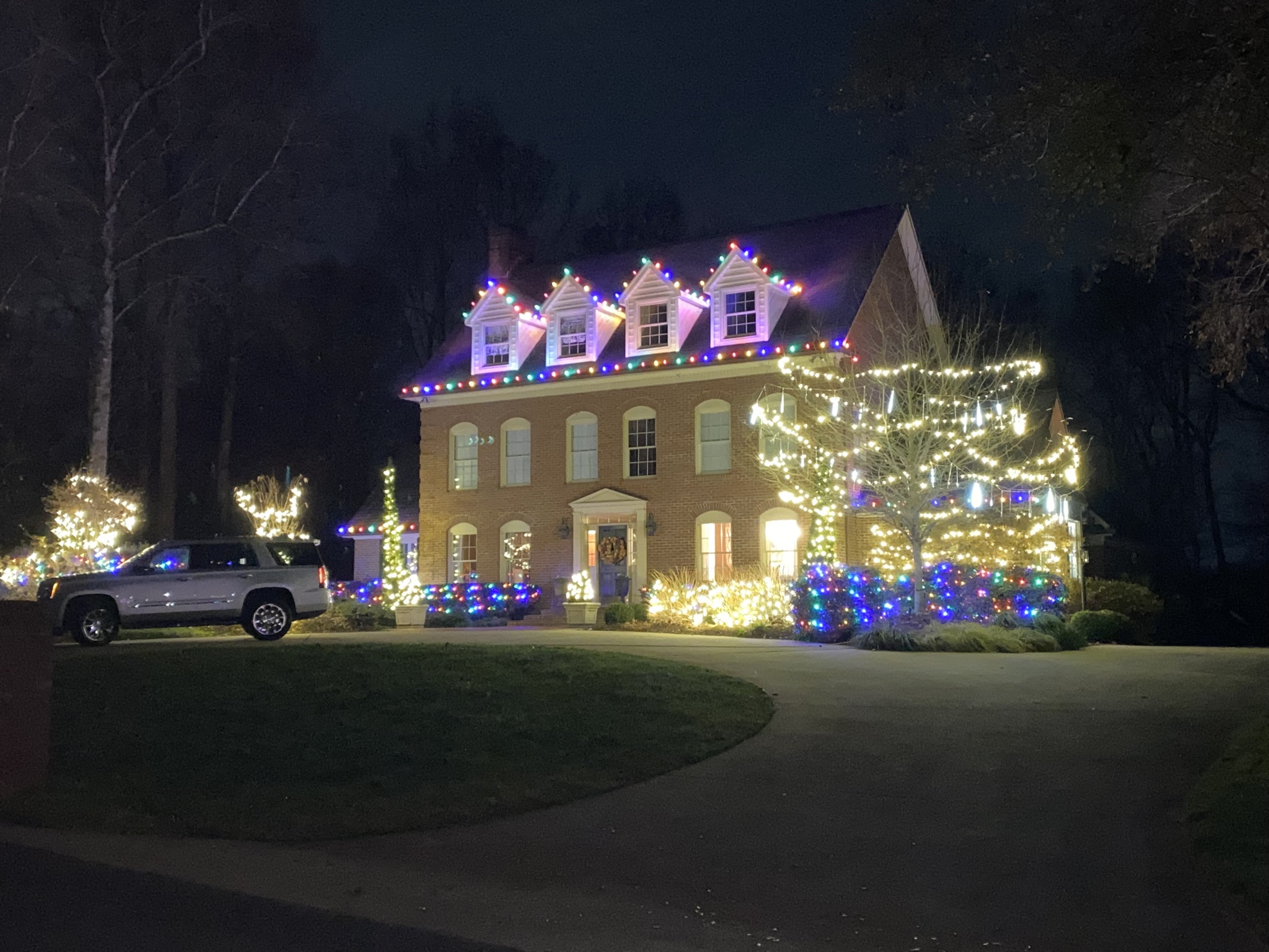 Holiday lighting Hickory NC roofline display
