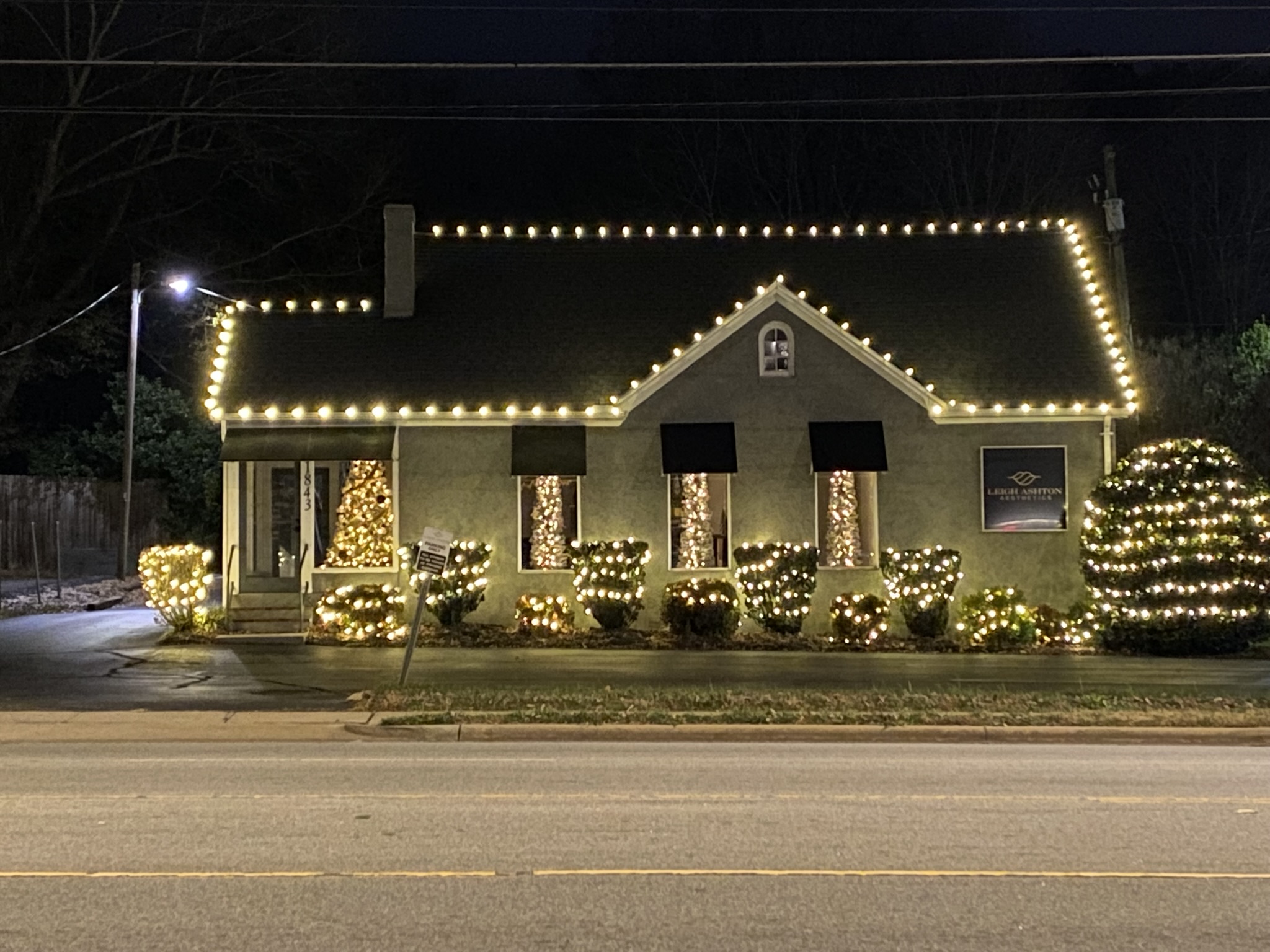 Professional Christmas lights Hickory NC roofline wrap