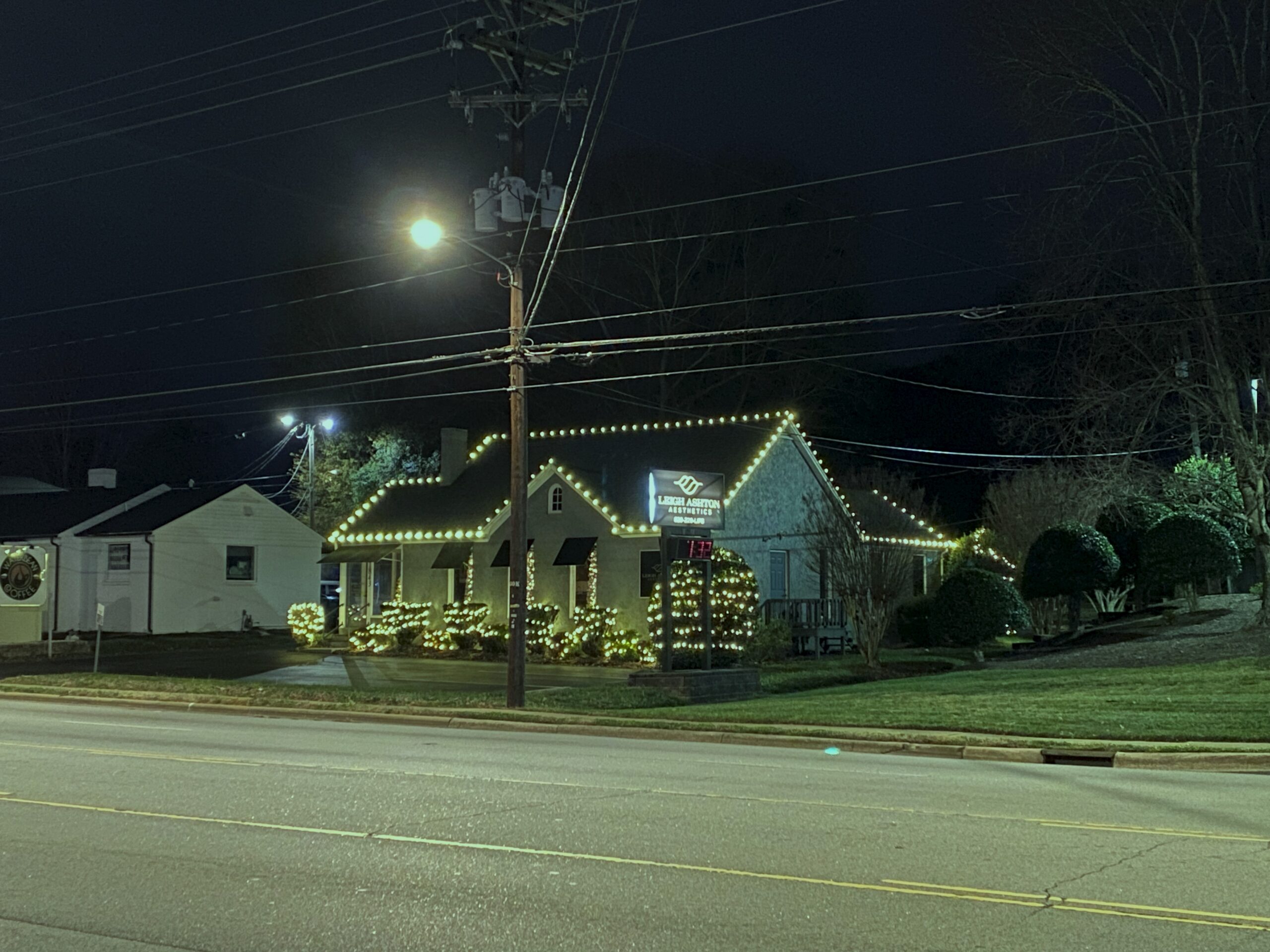 Christmas lights Granite Falls NC roofline display